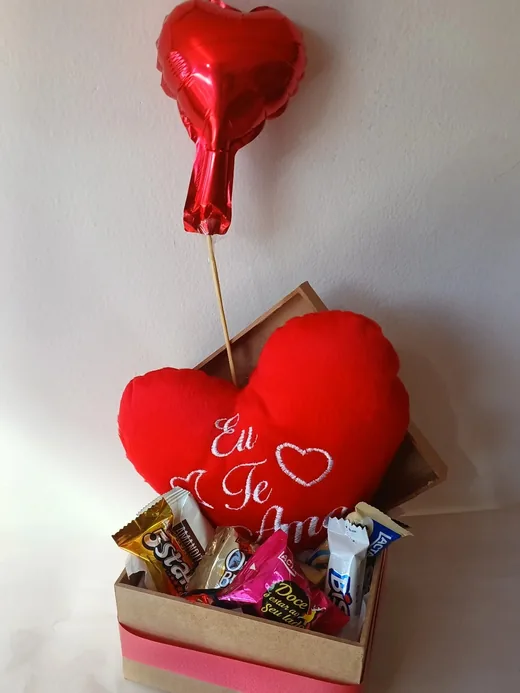 Caixa em MDF, coração de pelúcia, chocolates e balão 🎈